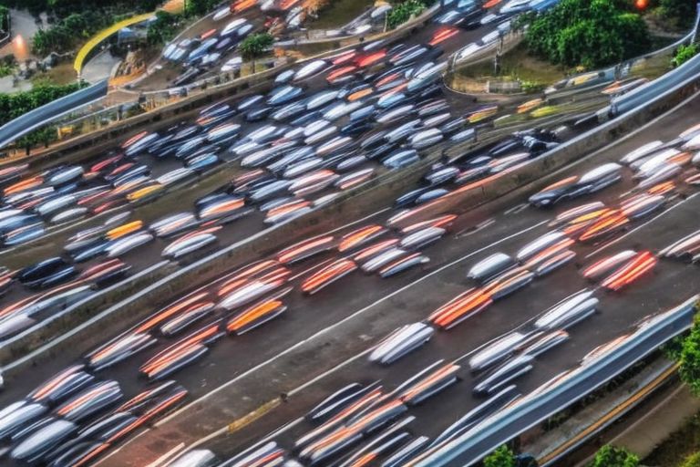 A picture of a highway filled with cars during rush hour traffic to represent the potential for traffic jams and other road hazards during the holiday season of Mudik Natru this year despite police efforts to ensure safety and comfort for travelers through Operation Candlelight 2022